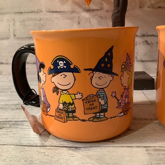 Peanuts Set of 2 Charlie Brown & Gang Halloween Camper Mugs - Picture 5 of 8
